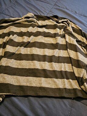 Black and gray striped 3/4 sleeve top from Cherish, sz M/L, fits like an XL